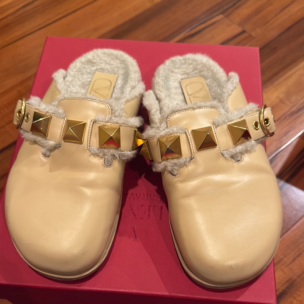 Valentino Garavani Roman Studs Shearling-Lined Leather Slippers